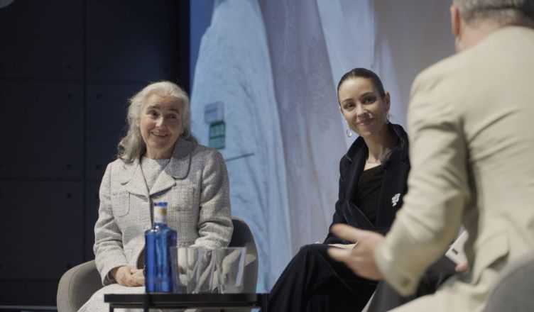 “El movimiento nos devuelve la vida”: La investigadora de Loyola Almudena Carneiro recibe el Premio Beiman Divina acompañada por una de sus pacientes